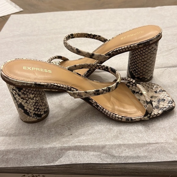 Express double band snake pattern block heel sandals - Picture 6 of 9